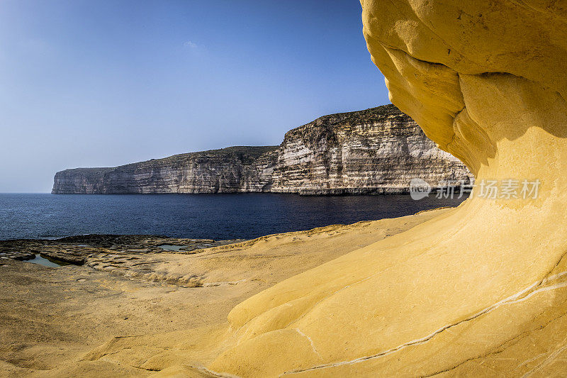 悬崖，石灰石的“波浪”和盐田，附近的Xlendi塔，Ras il-Bajda, Xlendi, Gozo，马耳他